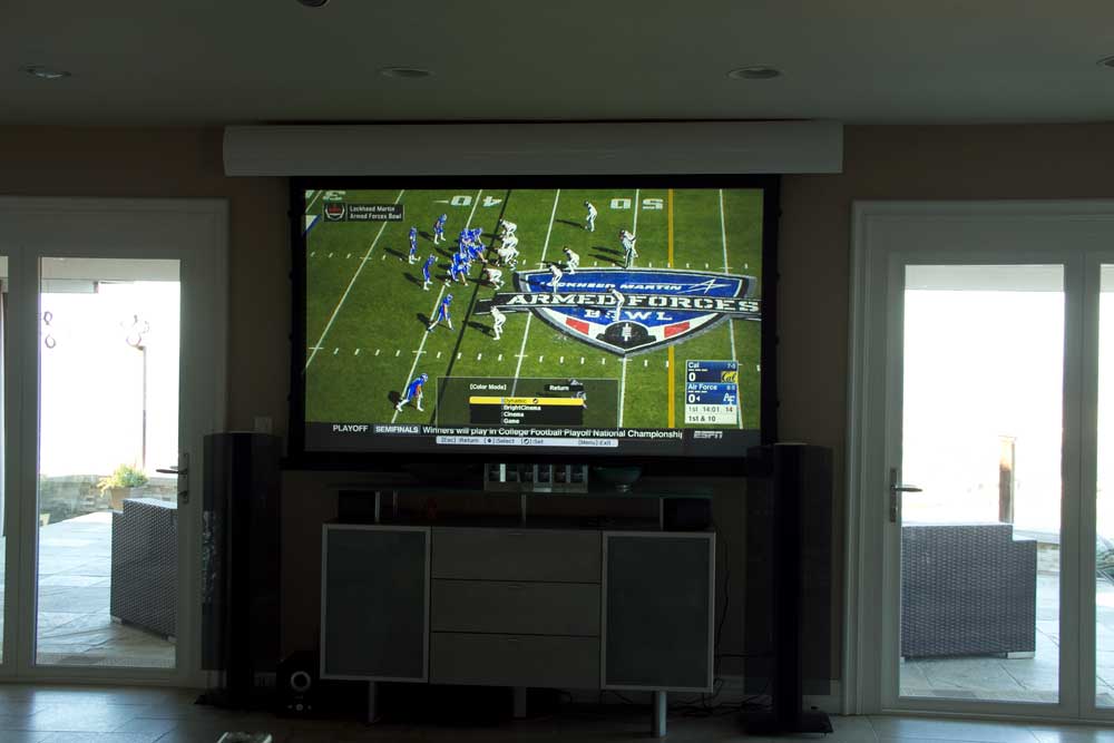 Home-Cinema-1440_greatroom_football_daylight