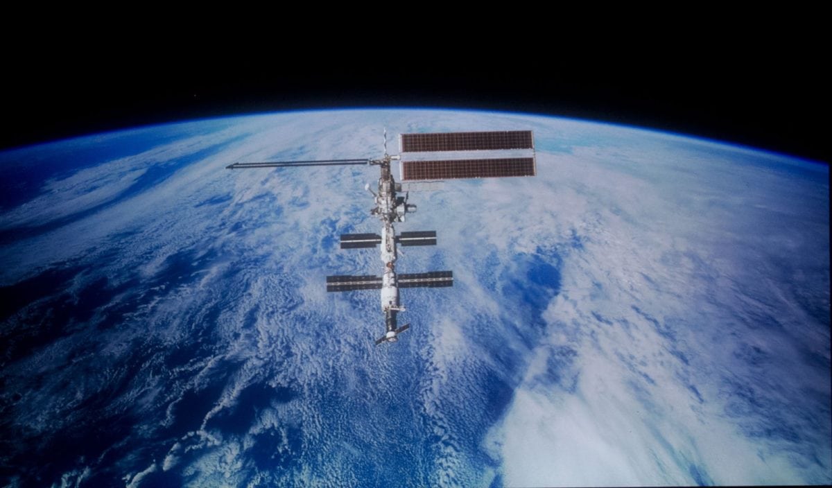 G7905U_4K_space-station_planet