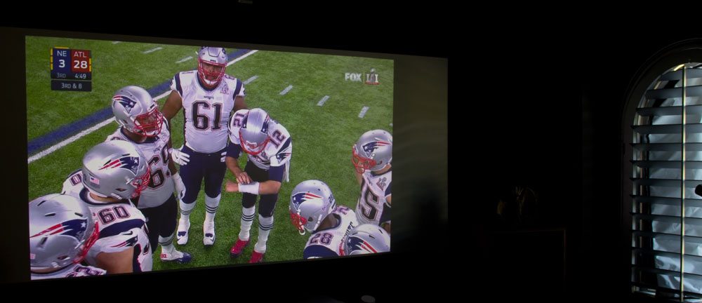 VPL-VZ1000ES_hdtv_football_ambient-light_2