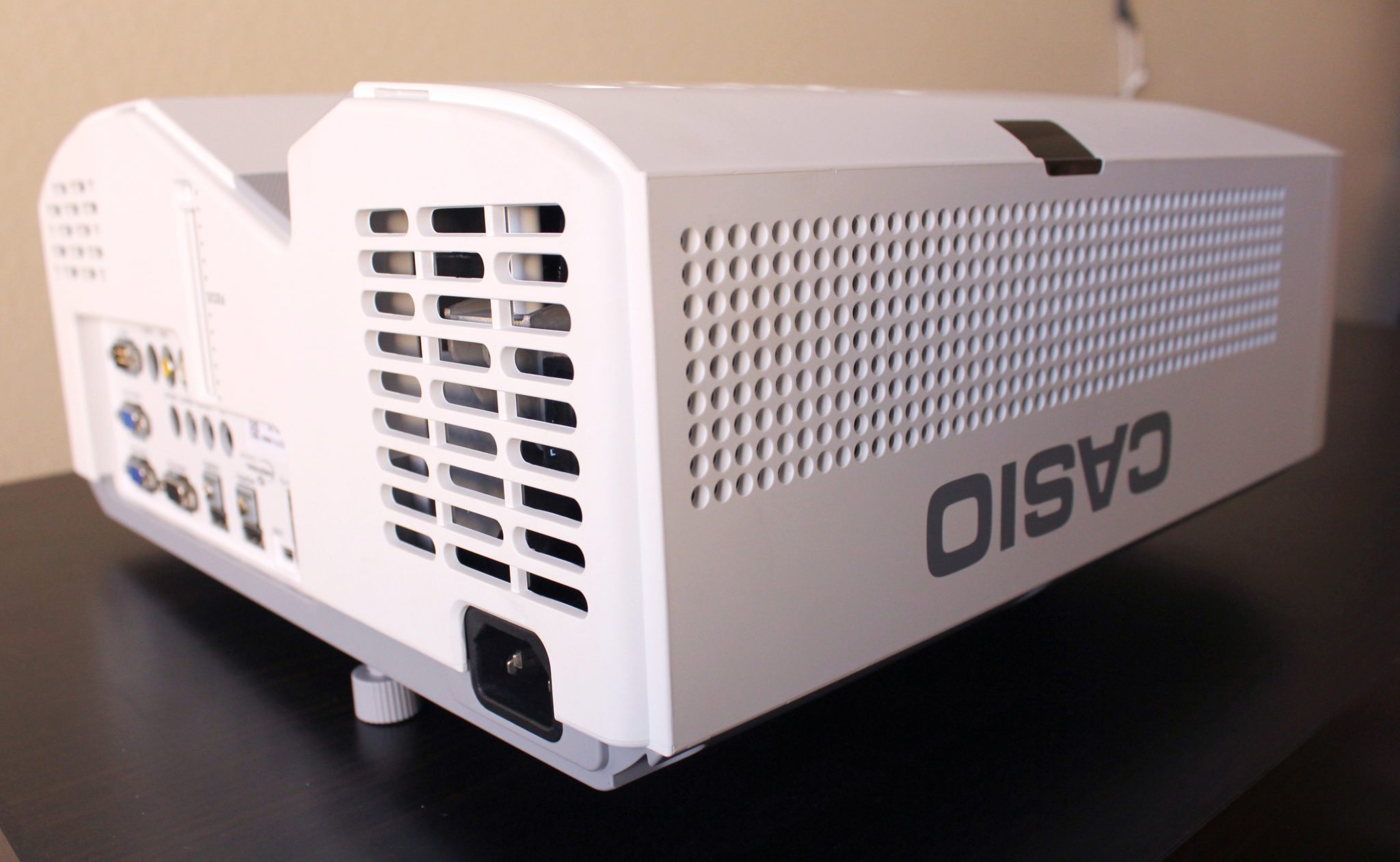 Casio XJ-UT351WN Projector Review – Hardware Tour - Projector Reviews