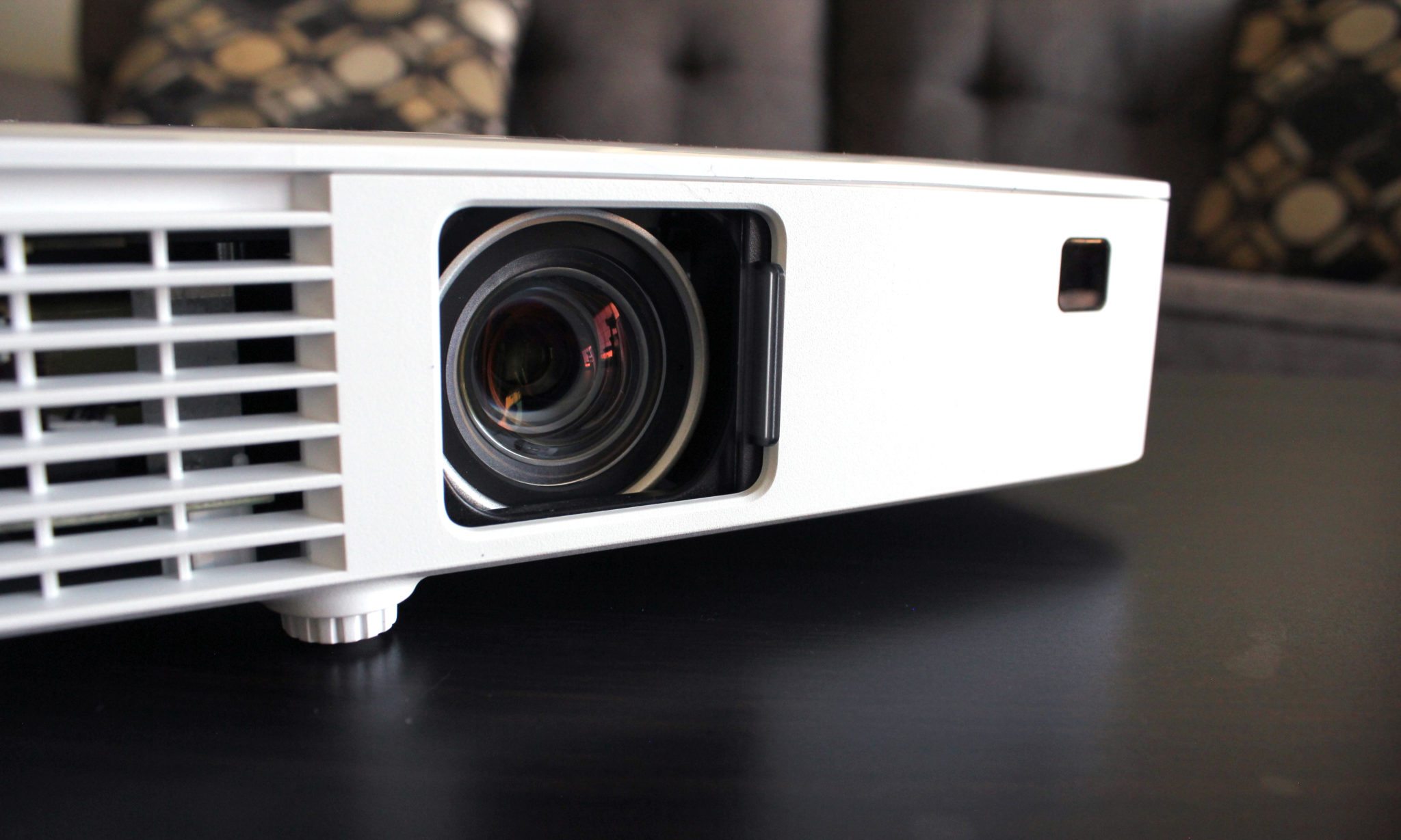 BenQ CH100 DLP Projector Review Hardware Tour