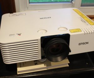 EpsonPowerLiteL610W.HardwareFront