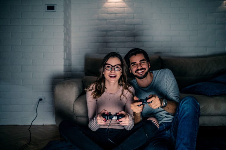 Couple-Gaming-on-a-Playstation