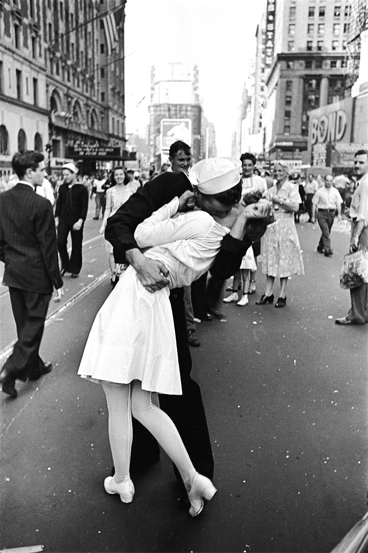VJ Day, photo by Alfred Eisenstaedt - Projector Reviews - Image