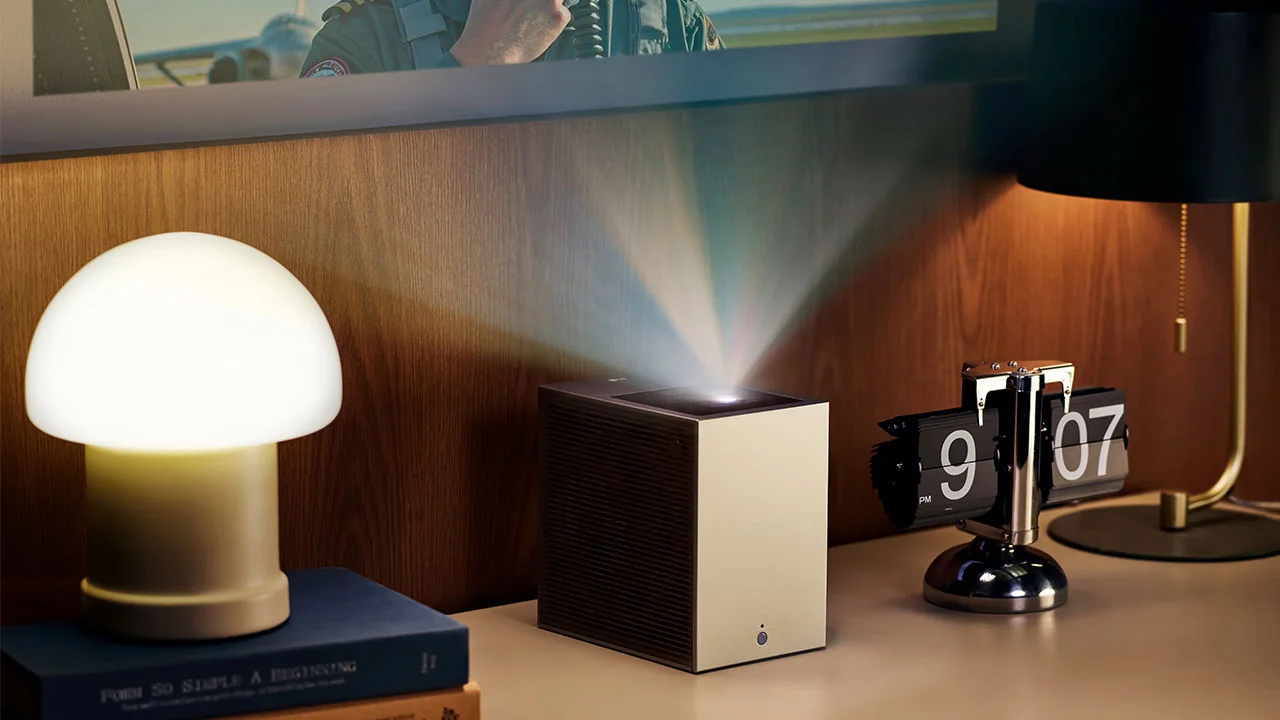 LG-CIneBeam_PU651U-Lifestyle-1