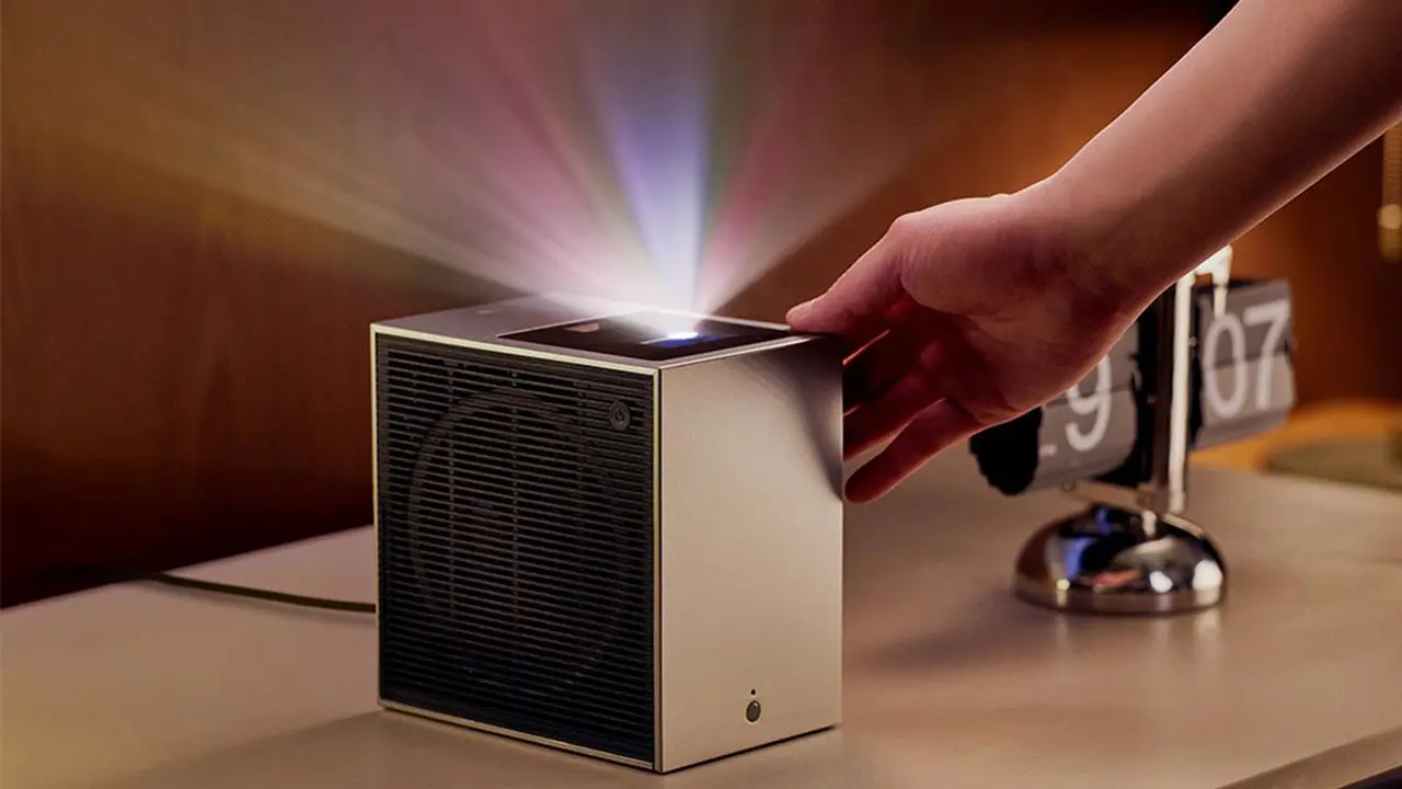 LG-CIneBeam_PU651U-Lifestyle-4